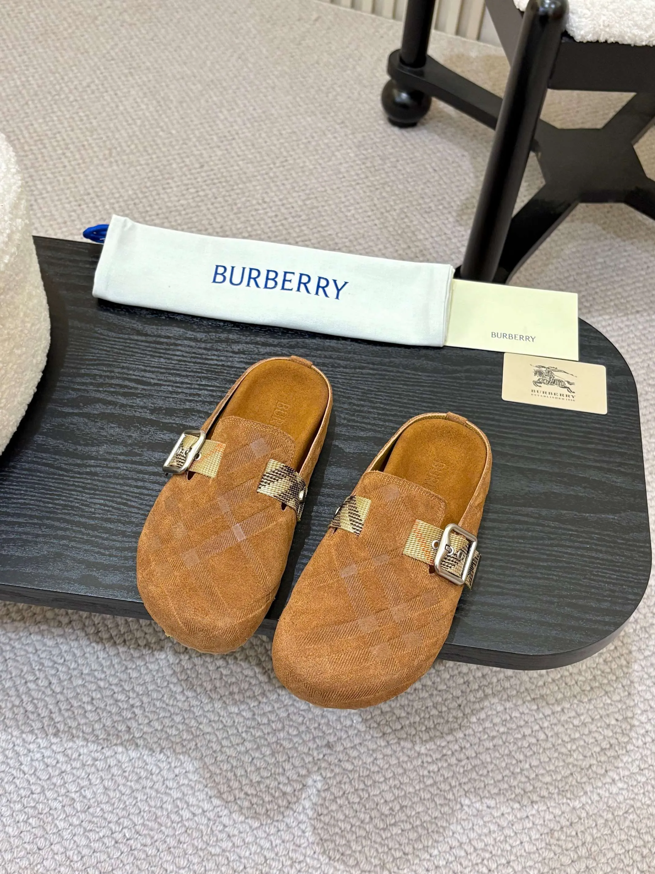 Men's Men's Shoes💰580 Burberry2025's hot-selling Birkenstock slippers are released, made of soft suede fabric and refined in Italian workshops. Featuring an embossed plaid pattern and an embossed sole embellished with the archive brand's logo. Features an adjustable B-shaped buckle strap and is embellished with the signature sand-colored Burberry check in jacquard worsted.   ✅Fabric: suede ✅Lining: silk cowhide ✅Outsole: TPU ✅Color: black, brown, pink, apricot 4 colors available ✅Code number: 35-45 for men and women (35, 45 customized)